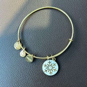 Alex and Ani Gold snowflake bangle ❄️